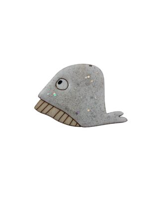 Laissez-vous charmer par notre broche baleine blanche pailletée, une pièce artisanale originale qui raconte une véritable histoire de famille !