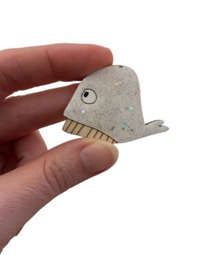 Laissez-vous charmer par notre broche baleine blanche pailletée, une pièce artisanale originale qui raconte une véritable histoire de famille !