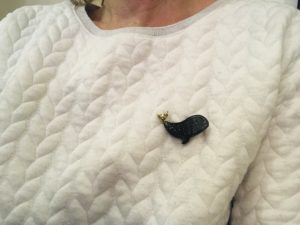 Alternative view of Broche baleine Noire et or pailletée