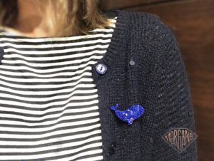 La broche baleine pailletée bleu