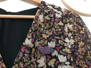 Découvrez notre broche baleine rose et or en résine et paillettes
