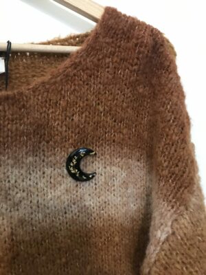 Découvrez notre broche lune incrustée de feuilles d'or