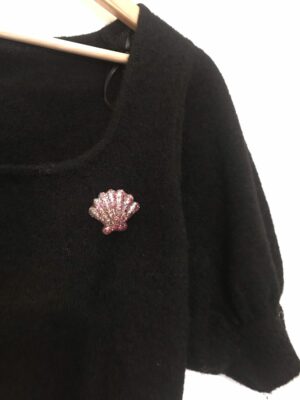 Découvrez la broche coquillage rose paillettes en résine