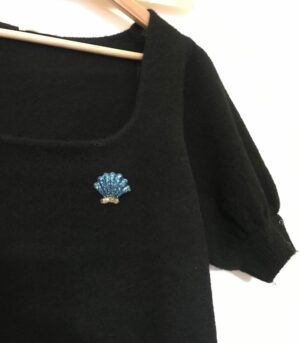 Découvrez la broche coquillage bleue pailletée et résine