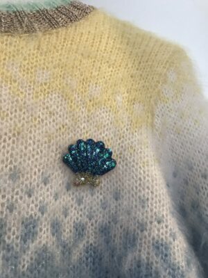 Découvrez la broche coquillage bleue pailletée et résine