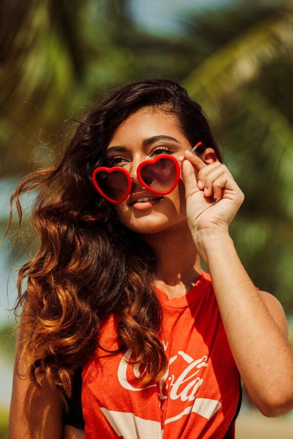 Découvrez nos lunettes de soleil coeur rouge vintage