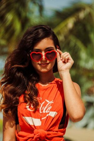 Découvrez nos lunettes de soleil coeur rouge vintage