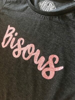 Découvrez notre t-shirt Bisous paillettes roses