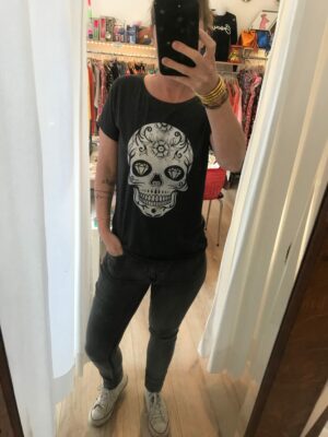 Découvrez notre t-shirt tête de mort à paillettes