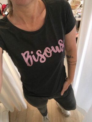 Découvrez notre t-shirt Bisous paillettes roses