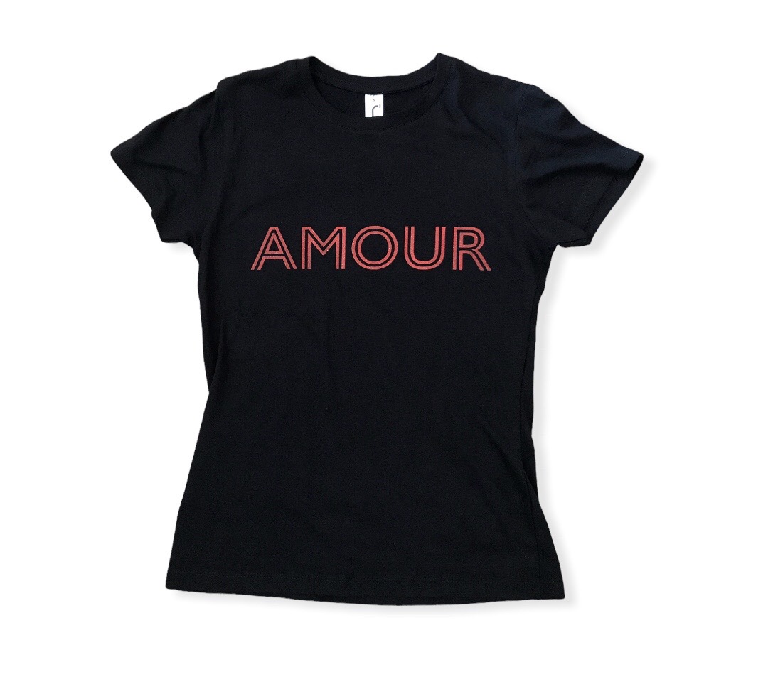 Découvrez notre t-shirt Amour noir et rouge personnalisable
