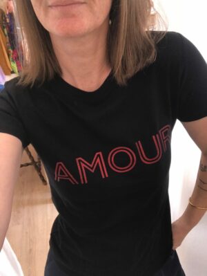 Découvrez notre t-shirt Amour noir et rouge personnalisable
