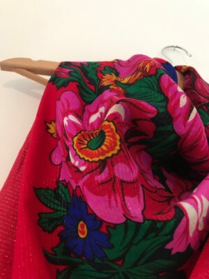 Découvrez notre foulard balte rouge incrusté de fils d'or