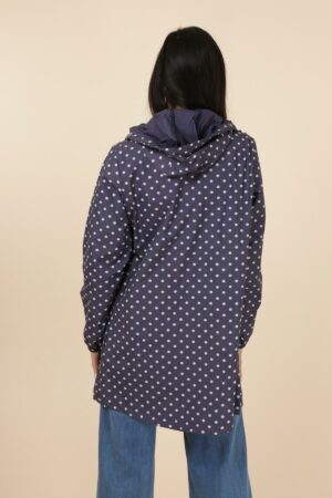 Découvrez notre imperméable long à pois bleu !