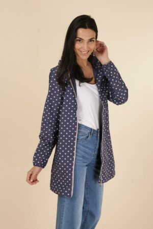 Découvrez notre imperméable long à pois bleu !