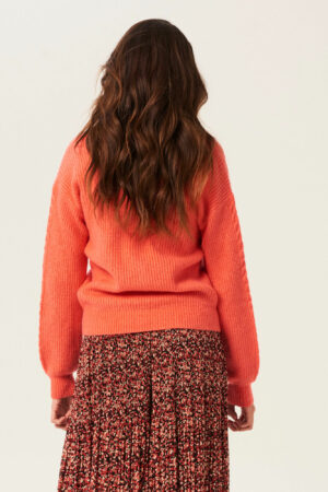 Découvrez notre pull en maille corail pour femme