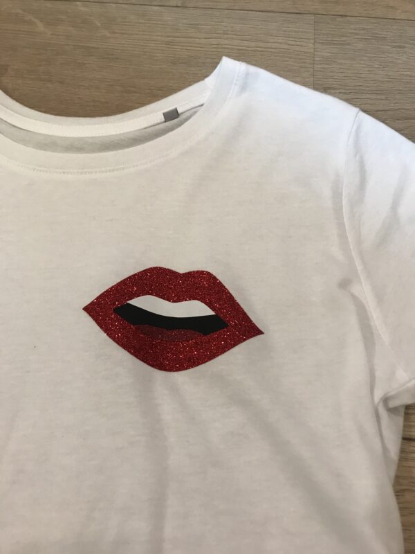Découvrez notre t-shirt bouche rouge pailleté pour femme sur fond blanc