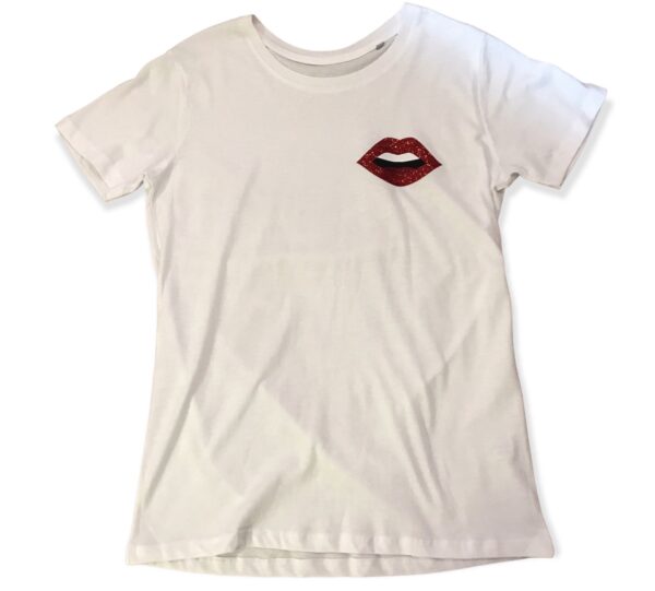 Découvrez notre t-shirt bouche rouge pailleté pour femme sur fond blanc