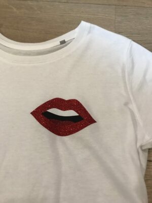 Découvrez notre t-shirt bouche rouge pailleté pour femme sur fond blanc