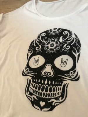 Découvrez notre t-shirt gris tête de mort noire pailletée pour femme