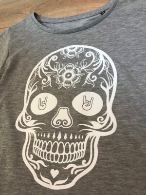 Découvrez notre t-shirt gris tête de mort blanche pour femme