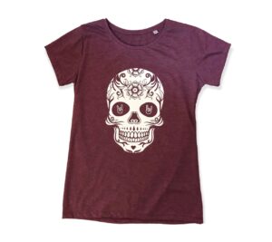 Découvrez notre t-shirt tête de mort blanche pour femme sur fond bordeaux