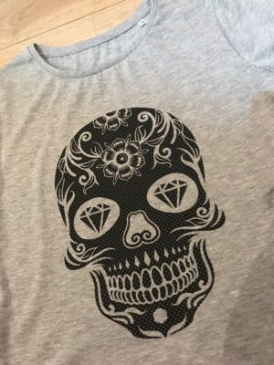 Découvrez notre t-shirt tête de mort noire ajourée pour femme sur fond gris chiné
