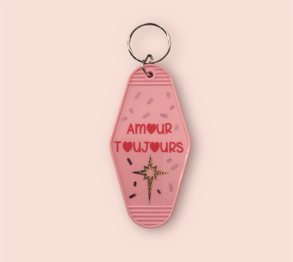 Découvrez le porte-clé motel Amour Toujours, inspiration vintage.