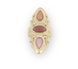 Découvrez notre bague large en acier doré ornée de pierres