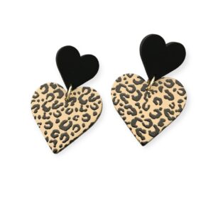 Découvrez nos boucles d'oreilles coeurs léopard en acrylique