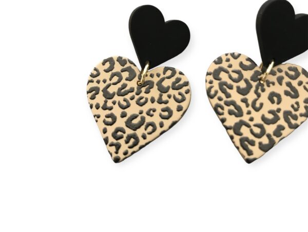 Découvrez nos boucles d'oreilles coeurs léopard en acrylique