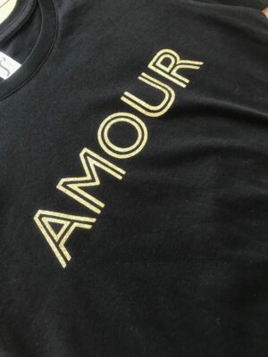 Découvrez notre t-shirt amour noir et doré pailleté