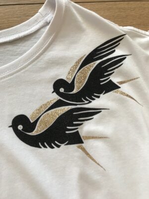 Notre t-shirts hirondelles pailletées, à découvrir en plusieurs coloris. Fait par nos soins dans notre atelier près de Nantes
