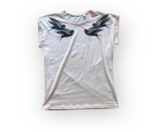 Notre t-shirt hirondelles pailletées, à découvrir en plusieurs coloris. Fait par nos soins dans notre atelier près de Nantes