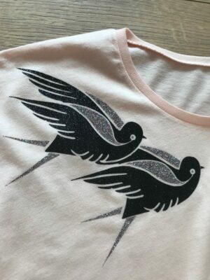 Notre t-shirt hirondelles pailletées, à découvrir en plusieurs coloris. Fait par nos soins dans notre atelier près de Nantes