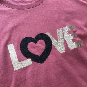 Découvrez notre t-shirt rose vintage Love