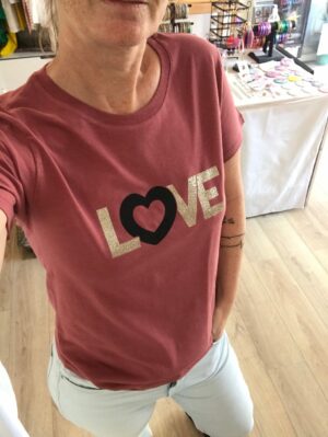 Découvrez notre t-shirt rose vintage Love