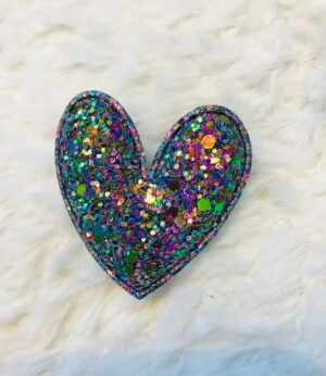 Découvrez notre broche coeur rembourré pailleté bleu fushia