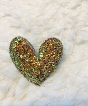 Découvrez notre broche coeur rembourré pailleté vert / doré.