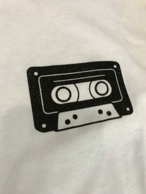 Découvrez notre t-shirt blanc k7 audio noir pailletée