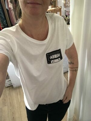 Découvrez notre t-shirt blanc k7 audio noir pailletée