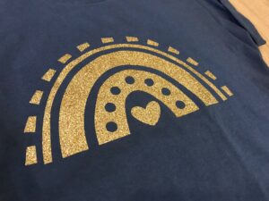 Découvrez notre t-shirt bleu arc-en-ciel doré pailleté