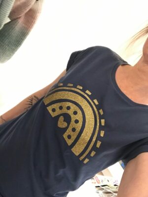 Découvrez notre t-shirt bleu arc-en-ciel doré pailleté
