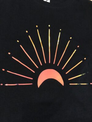 Découvrez le t-shirt noir lumière lunaire