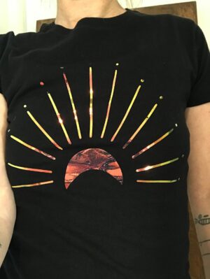 Découvrez le t-shirt noir lumière lunaire