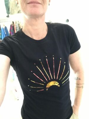 Découvrez le t-shirt noir lumière lunaire