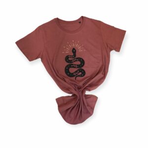 Découvrez notre t-shirt serpent noir pailleté sur fond rose vintage