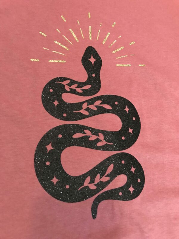 Découvrez notre t-shirt serpent noir pailleté sur fond rose vintage