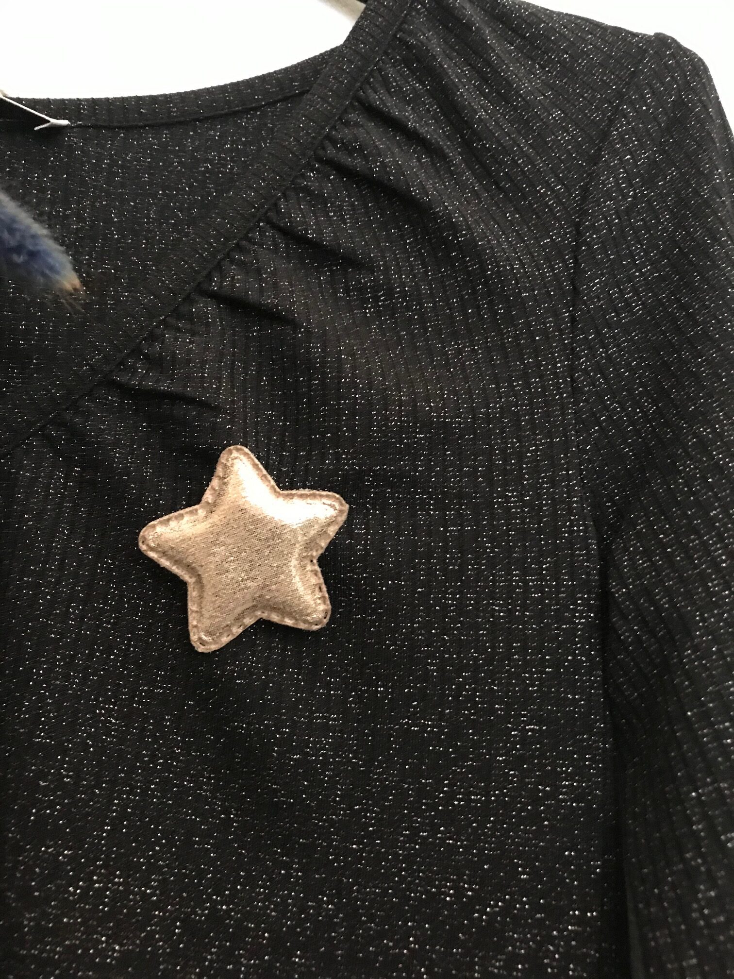 Découvrez notre broche étoile dorée scintillante rembourrée