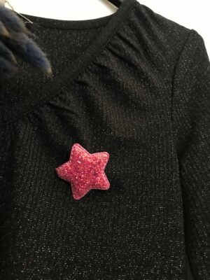 Découvrez notre broche étoile rose pailletée rembourrée